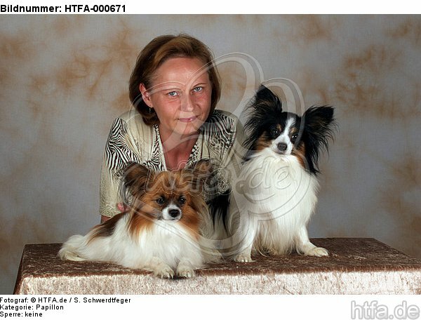 Frau mit 2 Papillons / woman with 2 papillons / HTFA-000671