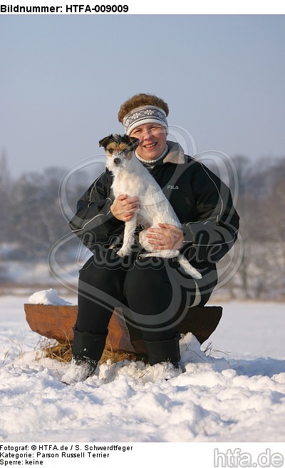 Frau mit Parson Russell Terrier im Schnee / woman with prt in snow / HTFA-009009