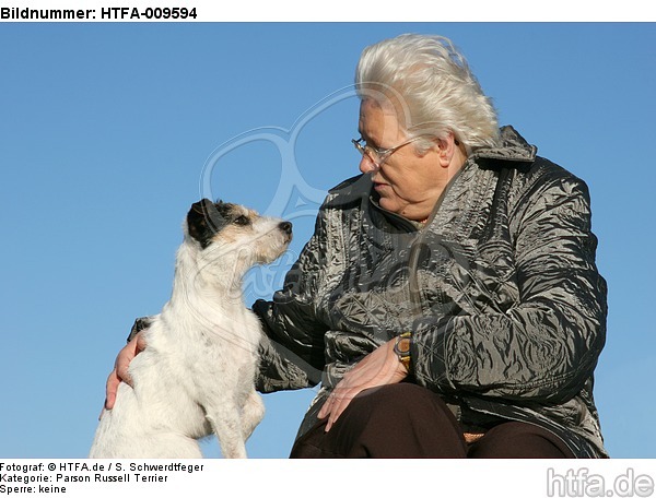 Frau mit Parson Russell Terrier / woman with PRT / HTFA-009594