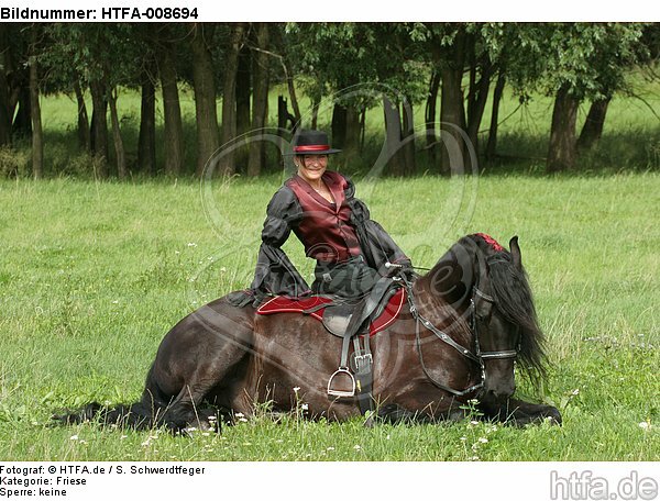 Frau mit Friese / woman and friesian horse / HTFA-008694