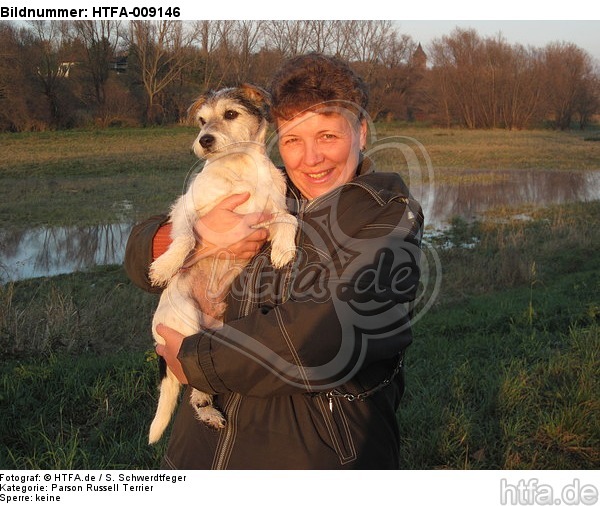 Frau mit Parson Russell Terrier / woman with PRT / HTFA-009146