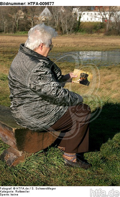 Frau schaut Bild an / woman is looking at picture / HTFA-009577