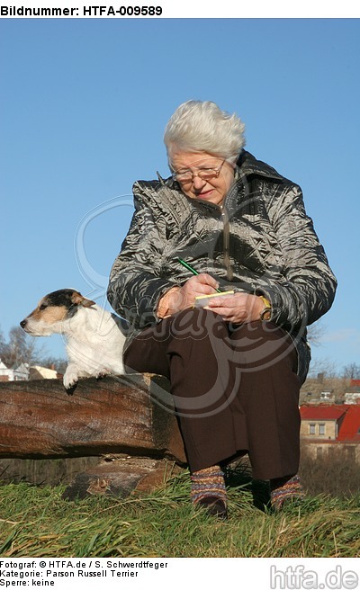 Frau mit Parson Russell Terrier / woman with PRT / HTFA-009589