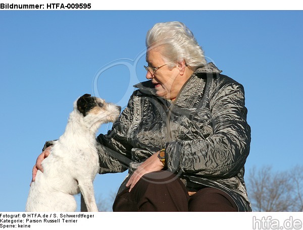 Frau mit Parson Russell Terrier / woman with PRT / HTFA-009595