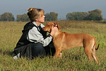 Frau streichelt Rhodesian Ridgeback / woman is fondling Rhodesian Ridgeback