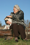 Frau streichelt Parson Russell Terrier / woman is fondling PRT