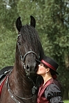 Frau küsst Friese / woman is kissing friesian horse