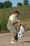 Frau spielt mit Parson Russell Terrier / woman plays with PRT