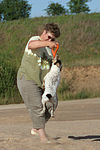 Frau spielt mit Parson Russell Terrier / woman plays with PRT