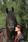Frau küsst Friese / woman is kissing friesian horse