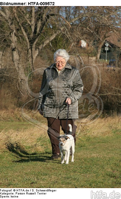 Frau mit Parson Russell Terrier / woman with PRT / HTFA-009572