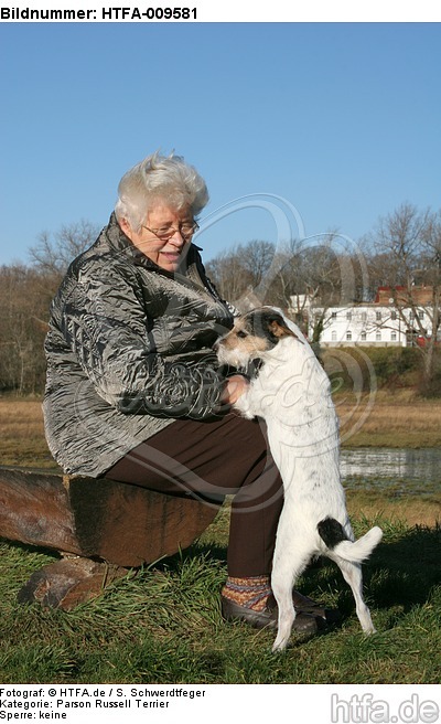 Frau mit Parson Russell Terrier / woman with PRT / HTFA-009581