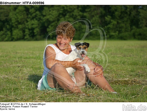 Frau mit Parson Russell Terrier / woman with PRT / HTFA-009596