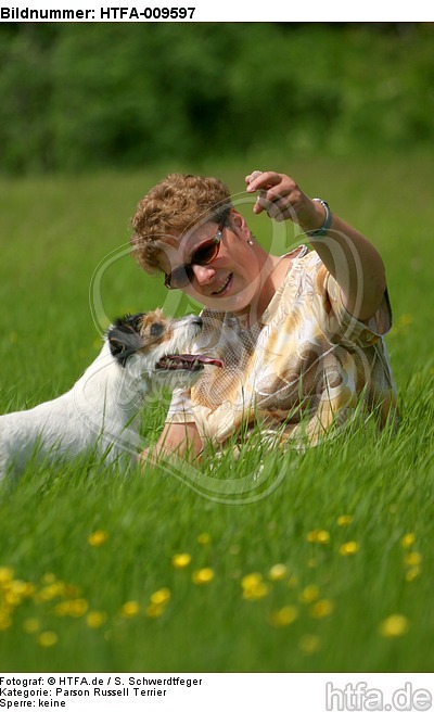 Frau mit Parson Russell Terrier / woman with PRT / HTFA-009597