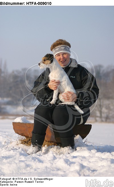 Frau mit Parson Russell Terrier im Schnee / woman with prt in snow / HTFA-009010